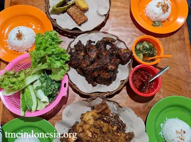 7 Jajanan Enak yang Wajib Dicoba di BKT