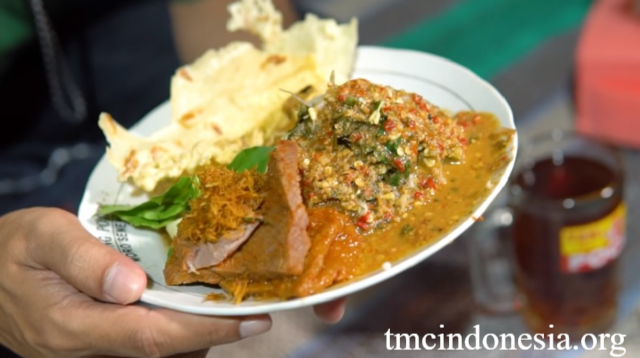Pecel Rawon: Perpaduan Rasa Jawa yang Unik